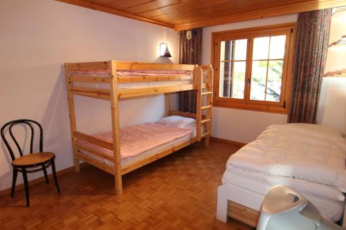1 dormitorio con 2 literas y 1 cama en Forêt C13, en Château-d'Oex