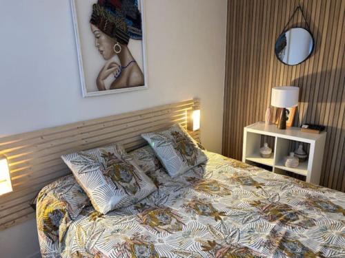 ein Schlafzimmer mit einem Bett mit Kissen darauf in der Unterkunft Bel appartement familial proche Versailles in Vélizy-Villacoublay