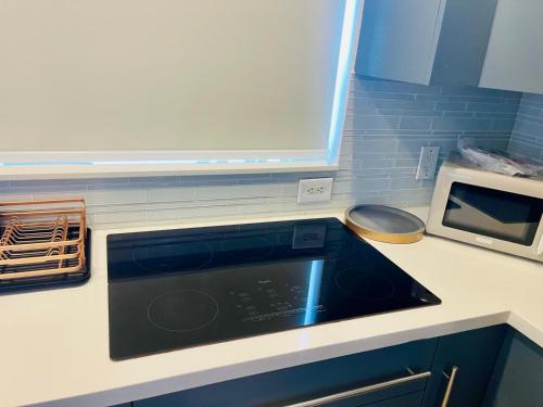 eine Küche mit Herd und Mikrowelle in der Unterkunft Roosevelt Corner By The Ocean in Hollywood