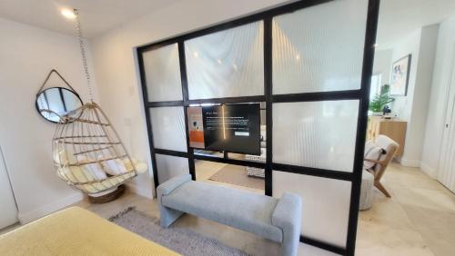 ein Wohnzimmer mit einer großen Glaswand in der Unterkunft Roosevelt Corner By The Ocean in Hollywood