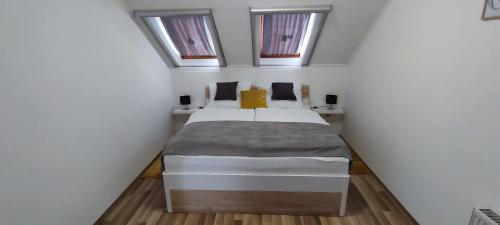 Postel nebo postele na pokoji v ubytování Nova Suites