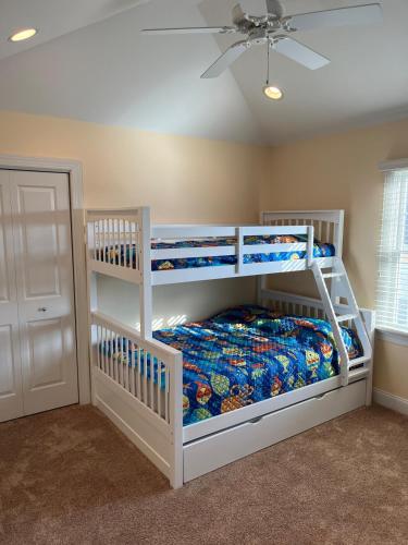 a bedroom with two bunk beds and a ceiling fan at Amazing Gold Coast Property in Ocean City