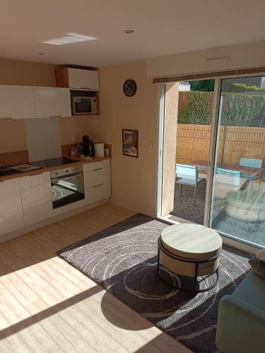 une pièce avec une cuisine avec un tabouret dedans dans l'établissement F1 Chez Ademax, à Saint Lo