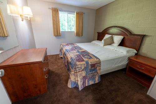 Katil atau katil-katil dalam bilik di Sauble Beach Lodge