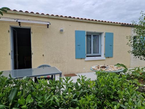una pizza sentada en una mesa frente a una casa en Сocon bien douillet, en Saint-Denis-dʼOléron