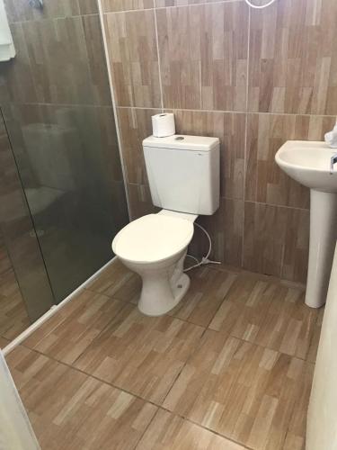 a bathroom with a toilet and a sink at Apartamento em condomínio, alugo para o ENCANTOS DO NATAL GARANHUNS in Garanhuns