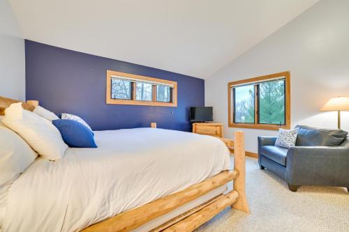 Postel nebo postele na pokoji v ubytování Slopeside Boyne Mtn Resort Condo with Deck!
