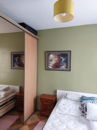 une chambre avec un lit superposé et un miroir dans l'établissement Lumineux, à Vitry-sur-Seine