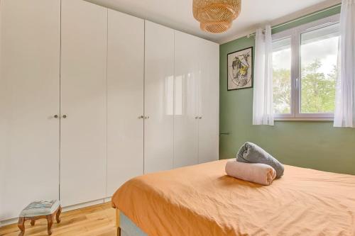 Un dormitorio con una cama con un animal de peluche encima. en Charmante maison - Proche JO 2024, en Montigny-le-Bretonneux