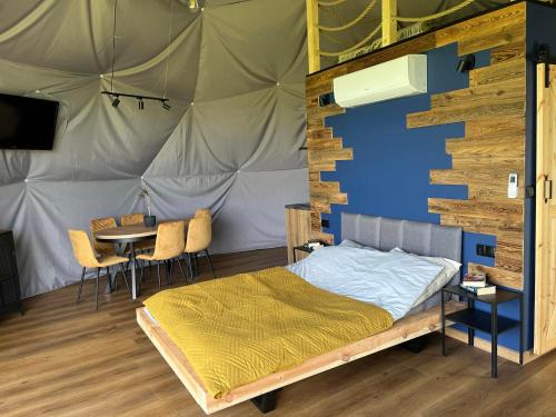 Postel nebo postele na pokoji v ubytování Glamping HEN W TRAWIE