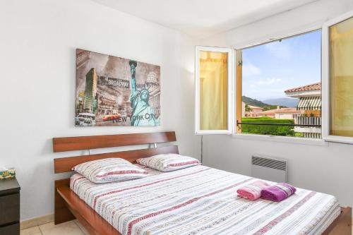 une chambre avec un lit et une fenêtre dans l'établissement Haut Standing /Mandelieu - Cannes, à Mandelieu-la-Napoule