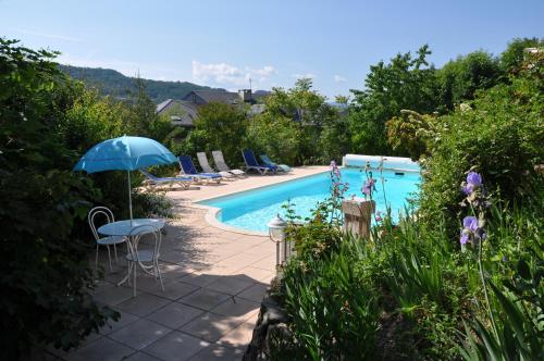Swimming pool sa o malapit sa Studio indépendant dans villa avec piscine à Gap
