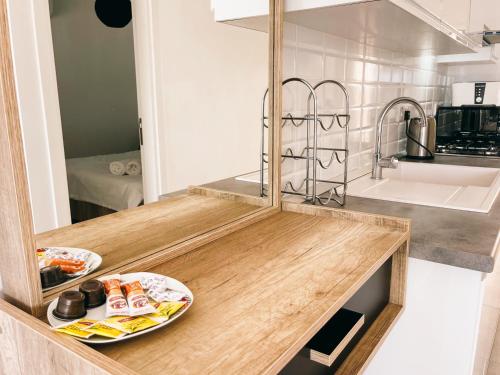 Η κουζίνα ή μικρή κουζίνα στο Thalassa Beach Resort & Spa Apartment with Big Balcony