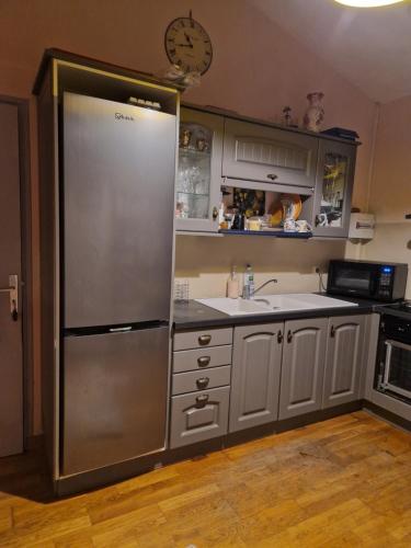 cocina con nevera grande de acero inoxidable en Сocon bien douillet, en Saint-Denis-dʼOléron