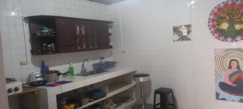een keuken met een spoelbak en een aanrechtblad bij Habitación en lindo Apartamento in Pasto