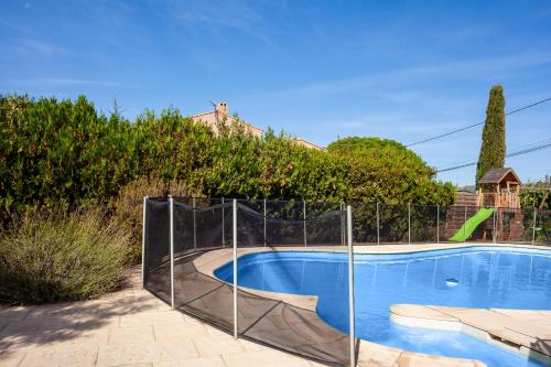 une piscine entourée d'une clôture dans l'établissement Maison Roxane, à Six-Fours-les-Plages