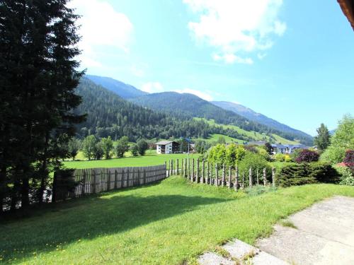a fence in a field with mountains in the background at Hilde in Zirkitzen