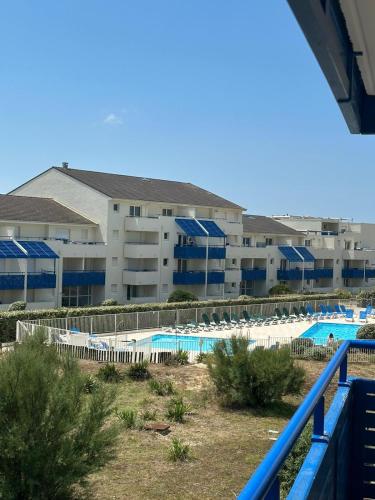 - une vue sur un hôtel avec une piscine dans l'établissement Tout près des vagues, à Lacanau