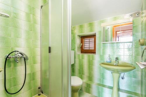 Apartments with parking space Supetar, Brac - 5670