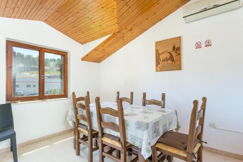 Apartments with parking space Supetar, Brac - 5670