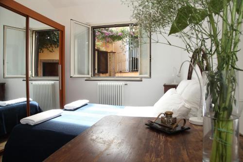 ガッジにあるTorre Di Sebastianoのベッドルーム1室(ベッド1台、テーブル、窓付)