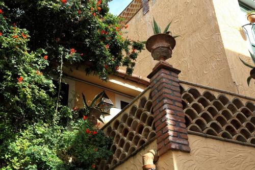 a brick wall with a light on the side of a building at Torre Di Sebastiano in Gaggi