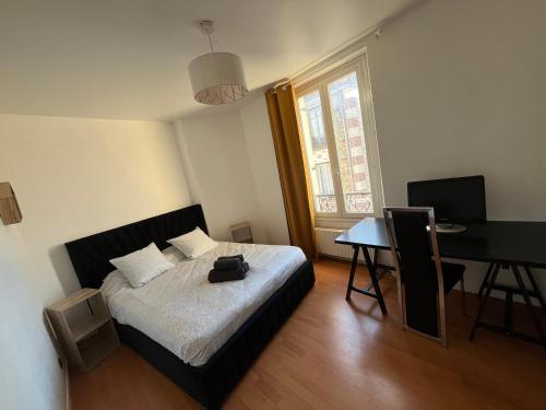 une chambre avec un lit avec un sac dessus dans l'établissement appartement hyper Centre ville, à Villiers-sur-Marne