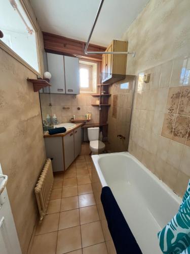 une salle de bain avec une baignoire, des toilettes et un lavabo dans l'établissement appartement hyper Centre ville, à Villiers-sur-Marne