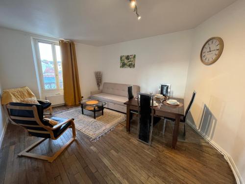 - un salon avec un canapé, une table et un réveil dans l'établissement appartement hyper Centre ville, à Villiers-sur-Marne