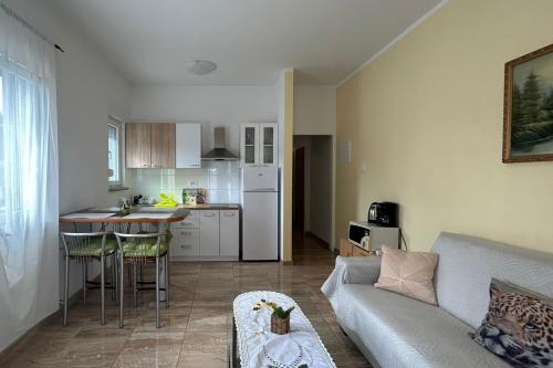 Family friendly apartments with a swimming pool Pula - 22040