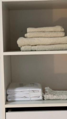 une pile de serviettes assises sur une étagère dans l'établissement Departamento alta categoría, à Barrio Rivadavia
