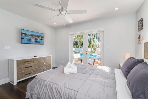 a bedroom with a bed and a ceiling fan at Heated Pool - 1 Mile to Beach - FirePit in Pompano Beach