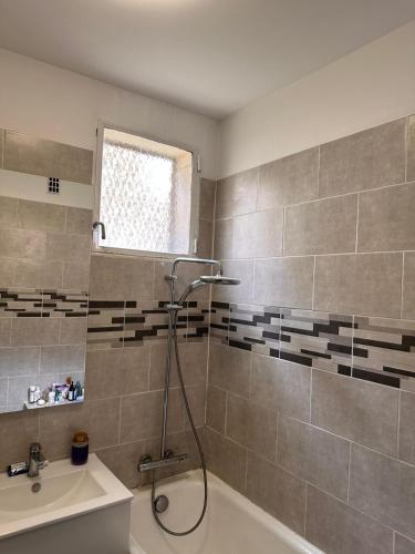 une salle de bain avec douche et lavabo dans l'établissement Appartement à Boulogne Billancourt proche de Paris, à Boulogne-Billancourt