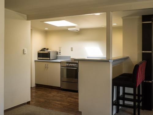 Una cocina o cocineta en Carnmore Chateau Marlborough