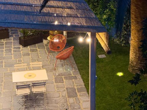 an overhead view of a patio with a table and chairs at La Casa dei Glicini in Levanto