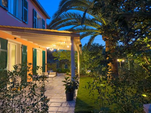 a courtyard of a house with a palm tree at La Casa dei Glicini in Levanto