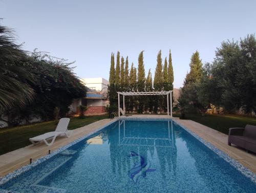 una piscina en un patio trasero con piscina en Hamamat, en Hammamet Sud