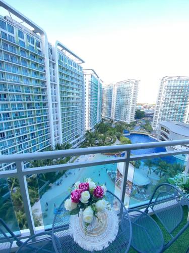 Azure Beach view near airportにあるバルコニーまたはテラス