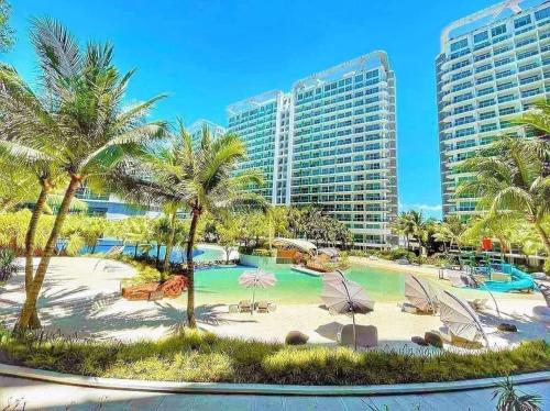 Azure Beach view near airportの敷地内または近くにあるプール