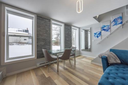 a living room with a glass table and chairs at 3 bedroom appartment-limestone in Kingston