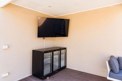Televisyen dan/atau pusat hiburan di Beach Bliss Poolside Paradise