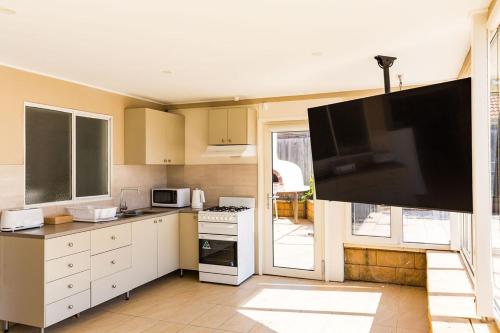 Dapur atau dapur kecil di Beach Bliss Poolside Paradise