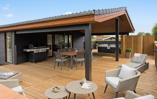 Un pabellón con una mesa y sillas en una terraza. en 4 Bedroom Amazing Home In Sydals, en Sarup