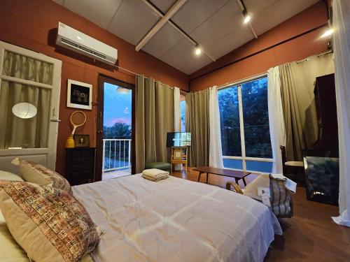 スラート・ターニーにある88 Fine Hotel @ Suratthani Airportのベッドルーム(大型ベッド1台、バルコニー付)