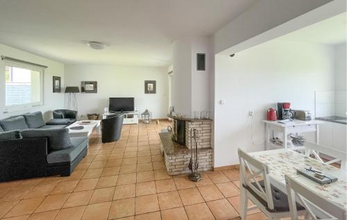 un salon avec un canapé et une table dans l'établissement Holiday Home Nowe Warpno Szczecinska, à Karszno