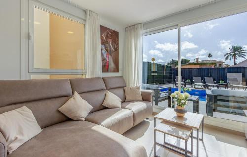 ein Wohnzimmer mit Couch und großem Fenster in der Unterkunft Stunning Home In Cartagena in Cartagena