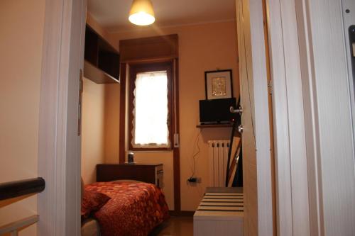 a small bedroom with a bed and a window at B&B Sogni D'Oro in Moliterno