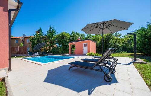 een stoel met parasol naast een zwembad bij Awesome Home In Sveti Lovrec Labinski in Diminići