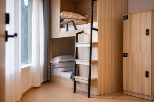a bunk bed room with two bunk beds at Dayin Youth Hostel - Old Town & People's Square& Rail Hub -Social Area -Bar -Café -Gym -Free Laundry Luggage Storage -24H Front Desk -English Service in Shanghai