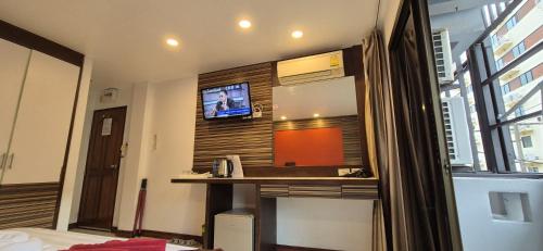 Kuchyň nebo kuchyňský kout v ubytování Patong Max Value Hotel